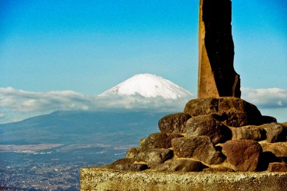 Japan 2001-Stone facing Mount Fuji-1